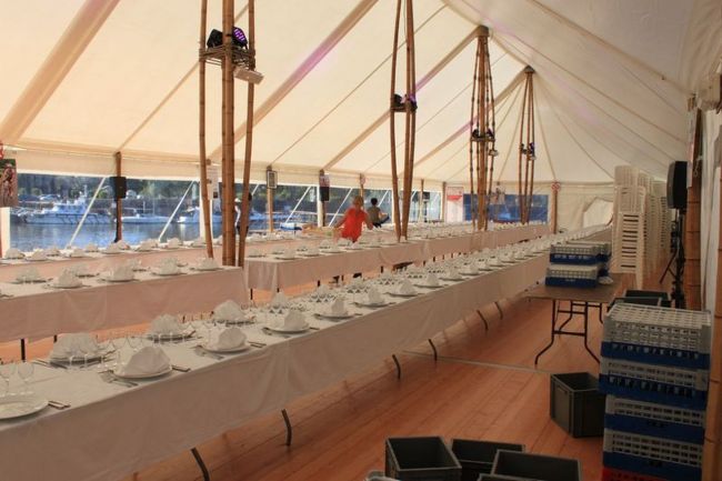 Dans la tente bambou de larges baies transparentes sont installées